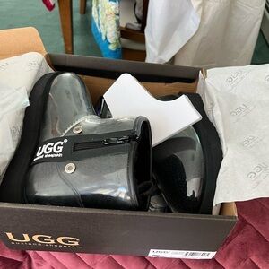 NWT Ugg short rain boots